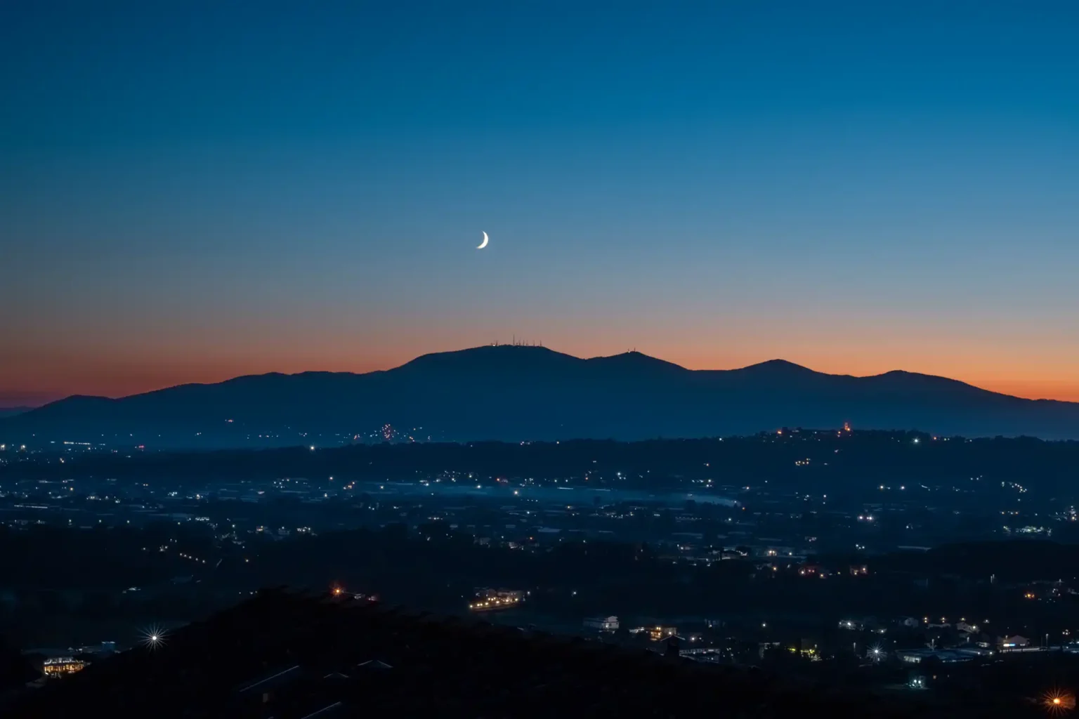 Cielo notturno con luna crescente.