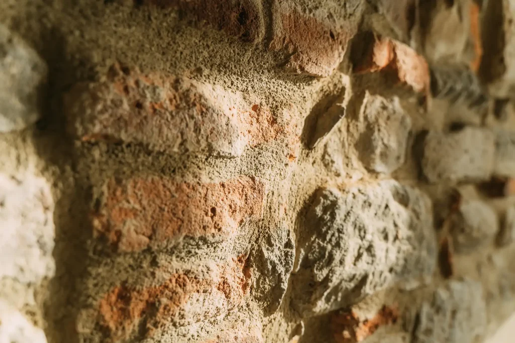 Muro di pietra e mattoni antichi.
